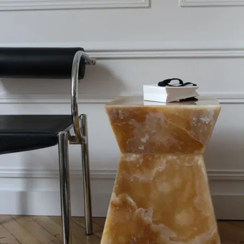 Раковины и мебель из оникса Honey Onyx — напольная раковина в интерьере, вертикальный кадр Фото 2