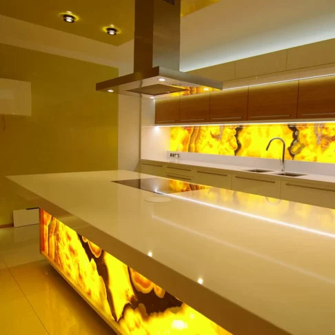 Столешница и остров из оникса Honey Onyx — остров и подсвеченный кухонный фартук Фото 4