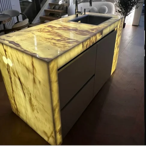 Столешница и остров из оникса Honey Onyx — остров с каменными боковинами Фото 5